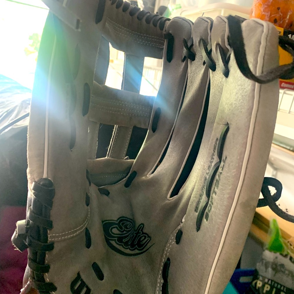 Mens baseball glove. Like new. No rips or stains. Beautiful leather.